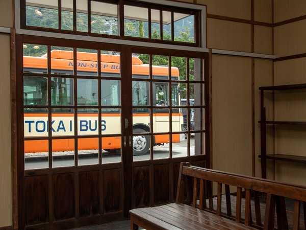 【宇久須駅】バスの案内所だった頃と同じ風景を味わうことができます