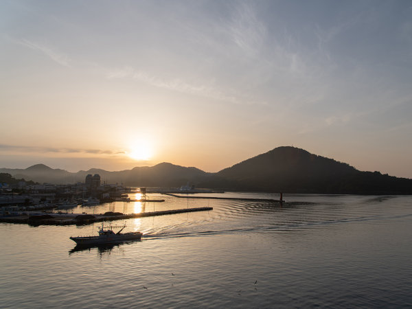 *【部屋から見えるオーシャンビュー】和室から西郷湾の景色や海に昇る朝日を一望できます。