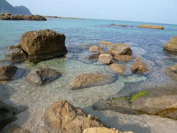 【竹野浜】澄んだ海がすぐそこに。夕陽を眺めたり、お散歩を楽しんだり…。