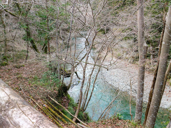 *［秋川渓谷一例］場内から階段を下りれば川遊びや散策を楽しめます