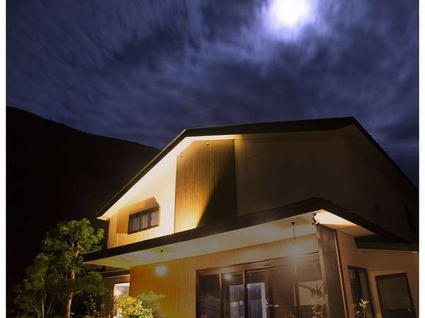 夜には稜線と月、流れる雲が息をのむ景色を作り出します