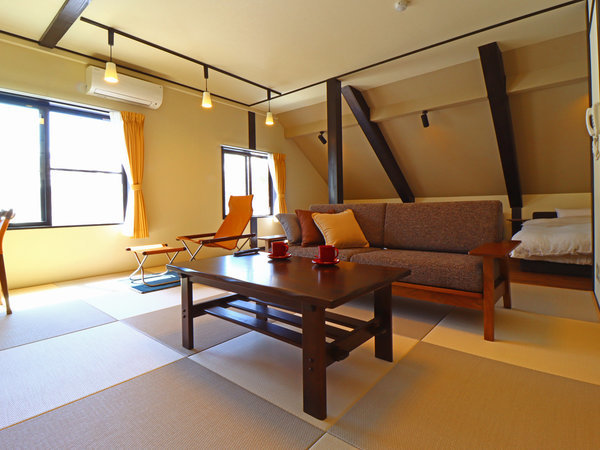 和洋室＿3つのベッドと和室のお部屋。四季によって変わる景色も楽しめます。