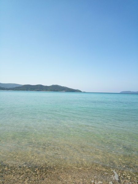 宿の前の赤尾木湾の海