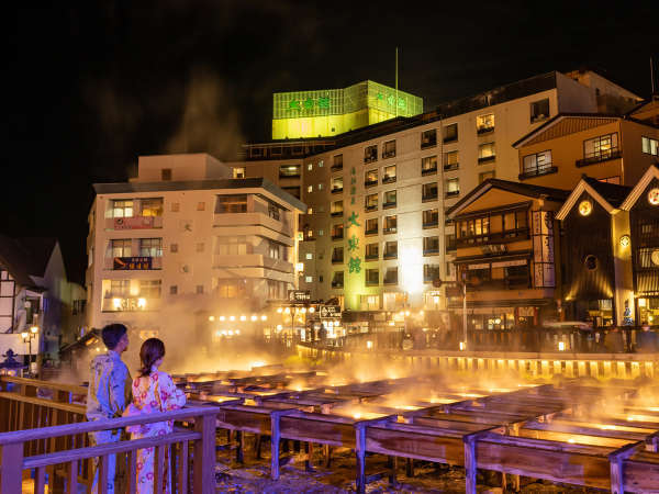 大東舘目の前★湯畑夜景で記念撮影