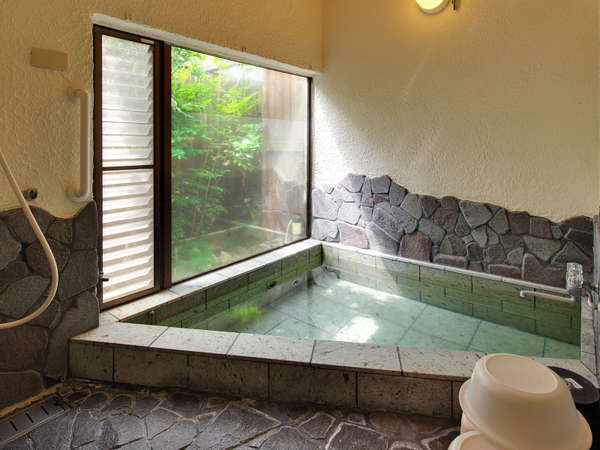 1階の岩風呂には伊豆石を使用、落ち着ける空間となっています！