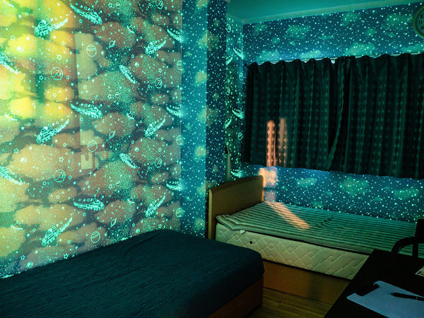 ・【BLUE HOUSE 3】蓄光の壁紙を使用。幻想的な空間でお休みください