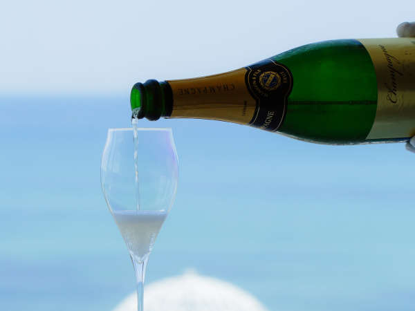 海の景色を愉しみながら、フレンチにお薦めのワインで乾杯♪贅沢な時間を心行くまでお愉しみ下さい