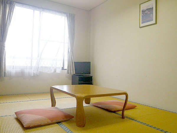 *【客室一例】畳のお部屋で足を伸ばしてごろりとお寛ぎ下さい。