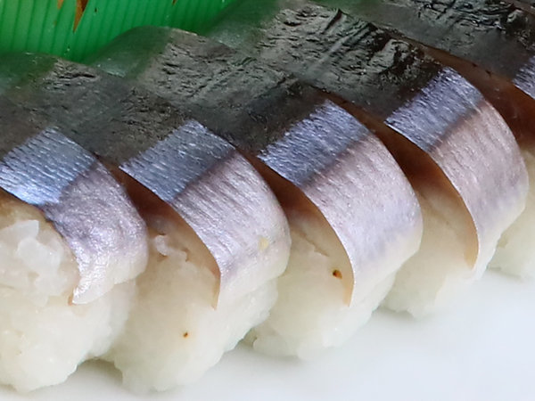 脂の乗った秋刀魚を一本一本丁寧に仕込んだ『秋刀魚寿司』はお土産でお渡しします