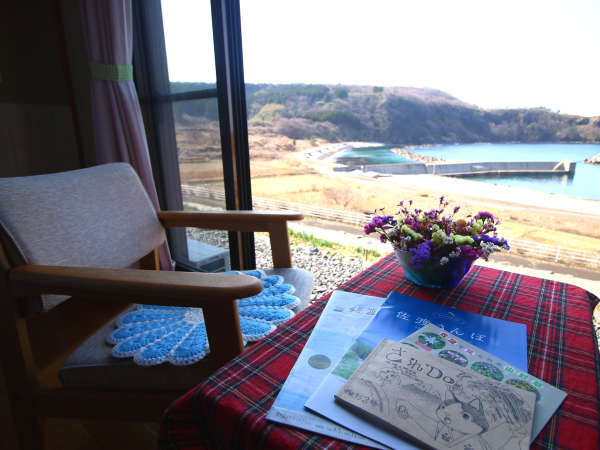 #広縁からの景色＿海側のお部屋は目の前に日本海が。佐渡旅の醍醐味です。　