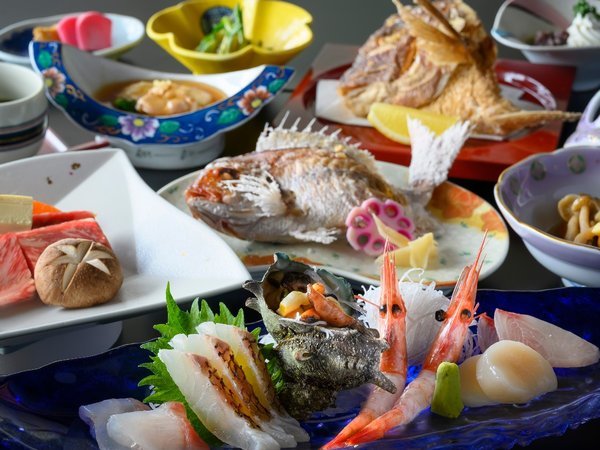 【ご夕食一例】鮮魚のお造り盛り合わせに浜焼きや鯛の兜揚げなど海の幸がズラリと並びます！