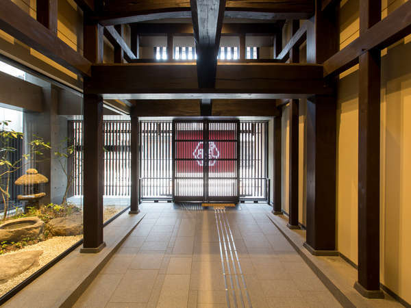 【エントランス】移築・再生された大梁・大黒柱が旧松坂屋京都仕入店の記憶を今に伝える。