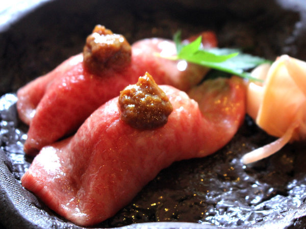 上質で新鮮な牛で作る「但馬牛にぎり」