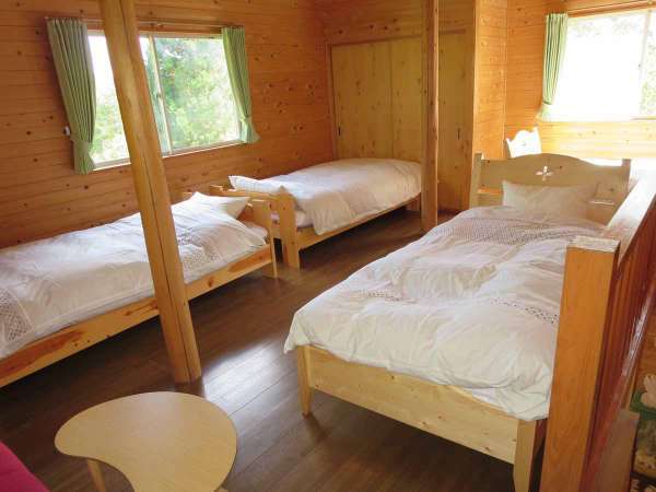 【ベッドルーム】ベッド４台+ｴｷｽﾄﾗﾍﾞｯﾄﾞ１台※６名以上でご宿泊の場合は和室もご利用頂けます