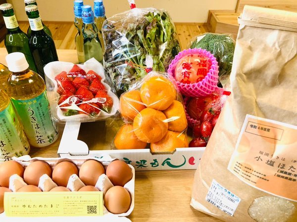 朝食材（うきは棚田米・平飼いたまご）と朝採れ野菜やフルーツのお裾分け