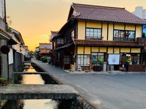 夕陽が沈む白壁土蔵群とゲストハウス