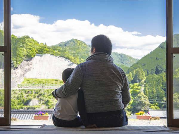 施設／縁側。雄大な山を眺めながらのんびりする贅沢