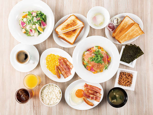 【朝食】1階レストラン　サイドメニュー５種＋メインメニュー４種＋ドリンクバーを組み合わせたプレート。