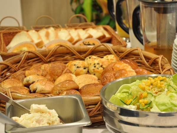 朝食はパン数種類、サラダ、スープ、ドリンクの軽食となります。