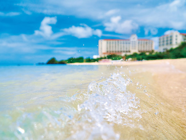 沖縄本島屈指の透明度を誇る“ニライビーチ”はホテル目の前