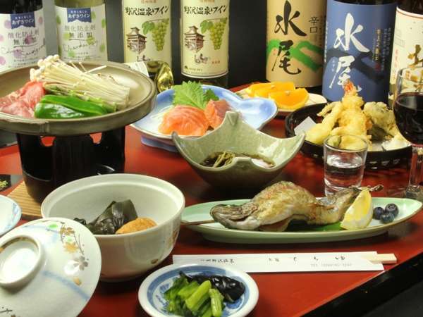 夕食一例。地物の川魚や自家製野菜、時期によっては山菜やきのこと、地産の食材を使用したお料理です。