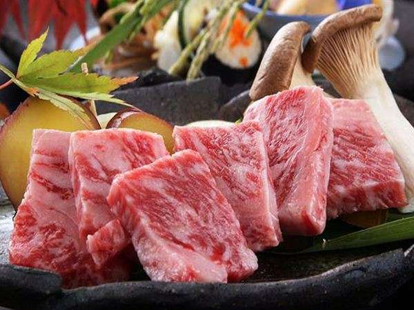 夕食は、熊本県産和牛に旬菜、自家製米など素材重視の会席料理。