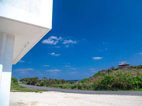 隣接する建物はなく、伊良部島の自然に溶け込んでいます。目の前はサバ沖公園で静かなロケーション