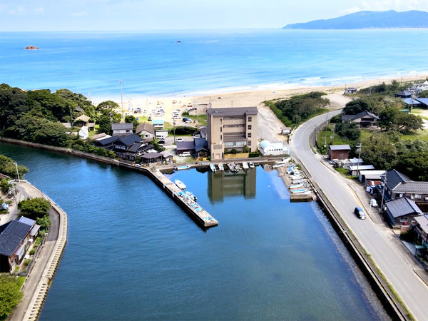 日本海と久美浜湾との境に位置する絶景の宿