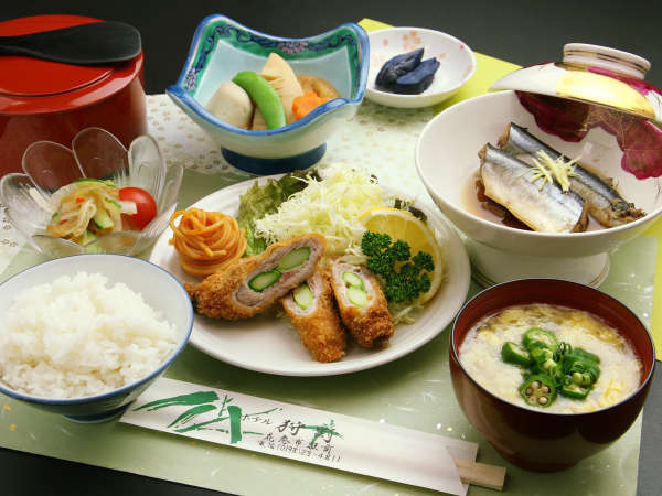 #夕食全体一例＿【アスパラ巻きカツ】アスパラ入りのミルフィーユカツレツは、当館で人気メニュー☆