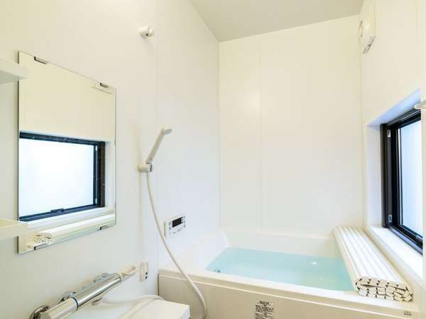 白を基調とした清潔感のある浴室。洗濯機・洗剤もご用意しておりますので、お洗濯も可能です。