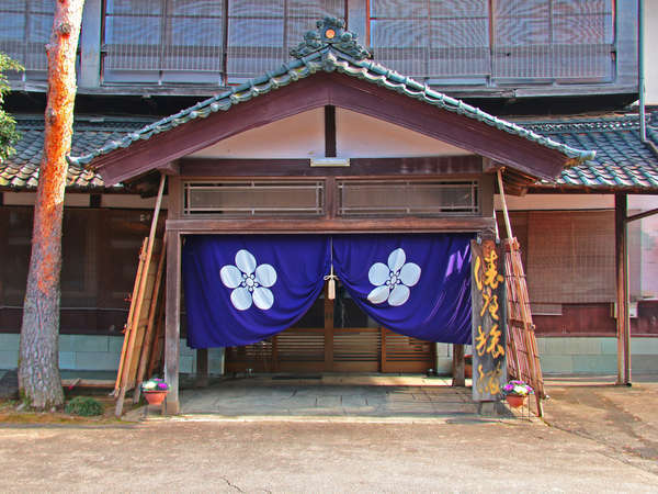 【外観】天保元年創業。俵屋旅館へようこそ　