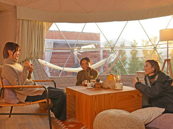 おしゃれな空間のドームテントは女子旅から家族旅行など多用途のご利用が可能です。