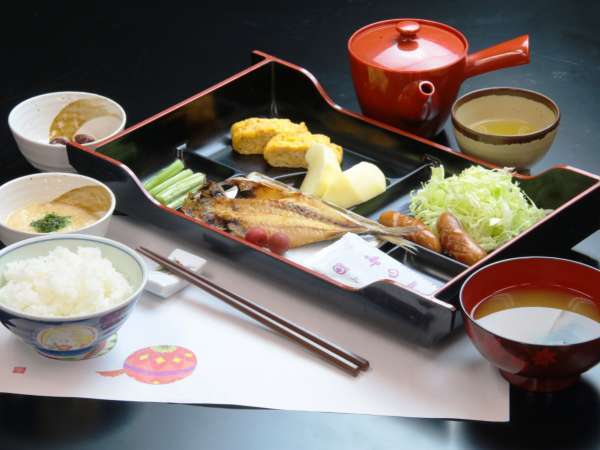 朝食一例。自慢のとろろに卵焼き、野沢菜づけなどごはんがすすむ日本の朝ごはんです♪