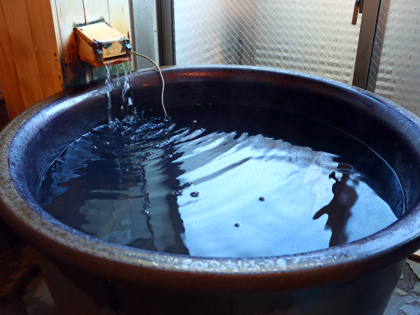 ＃一人でのんびりと湯に浸かることができる壺湯。じんわりと体を温められます。