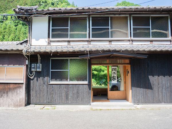 ・【外観】田舎のおばあちゃんの家のような瓦屋根を備えたどこか懐かしい家屋です。