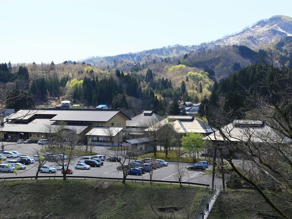 日本の原風景が広がる黒姫山山麓に佇む宿。大地の恵みを“食”“湯”でお愉しみ下さい。