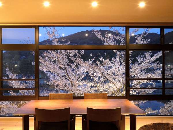 美しい宇治川の流れや桜を眺めながらごゆるりとご寛ぎ下さい。※特別室BOTANからの景色一例