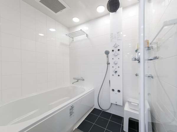ツインルームのバスルームと洗面所、トイレはセパレートタイプ。多機能シャワーパネルをお楽しみください。