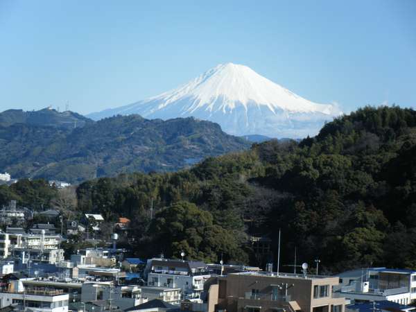 【景観】上層階客室から観た富士山。（上記画像は冬季に撮影したものです。夏～初秋は雪がございません。）