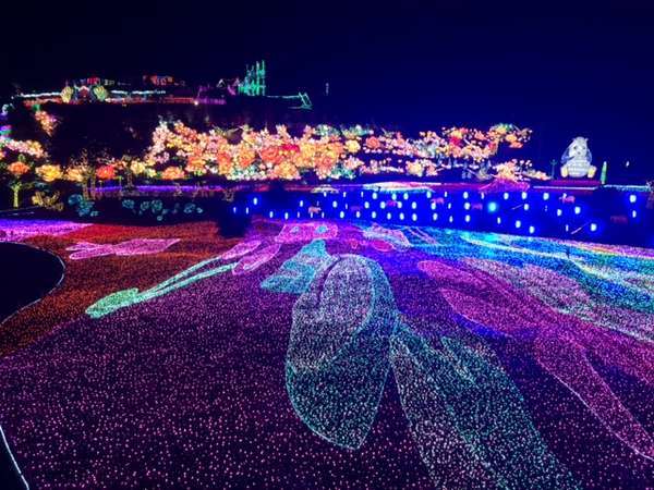 光と音の演出で人気のグランイルミ！宿から会場まで車で３分と便利