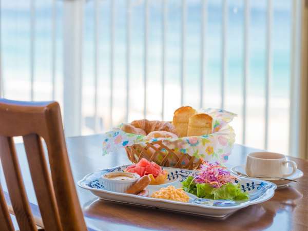 海を眺めながら優雅な朝食のひとときを…