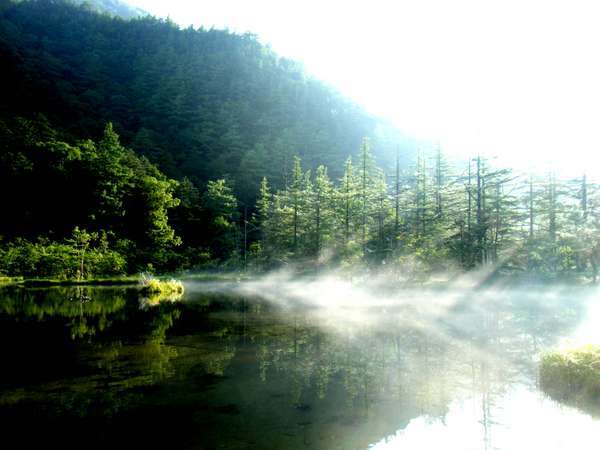 明神池は、穂高神社の池。ここからは明神岳は、あまり見えませ。朝もやが奇麗です。当館から徒歩５分。