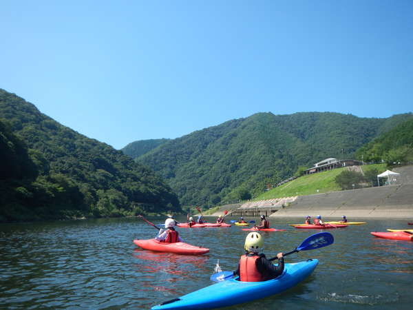 江の川でカヌーを楽しめます。未経験でも大丈夫です。（要予約）