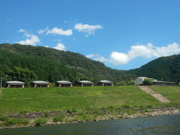 江の川のすぐそばにあり、川沿いの雄大な景色を楽しめます。