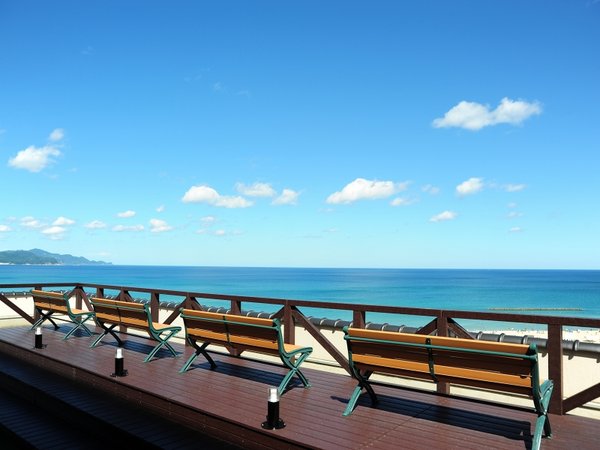 青い海、青い空　日本海を一望する屋上展望デッキ