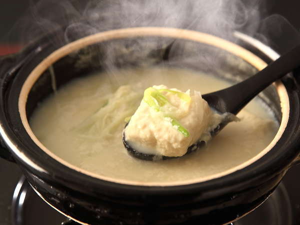 ★お宿自慢の“驚きのふわふわ豆腐鍋”。“食べる温泉”と言われ、お口の中でとろける食感がたまらない♪