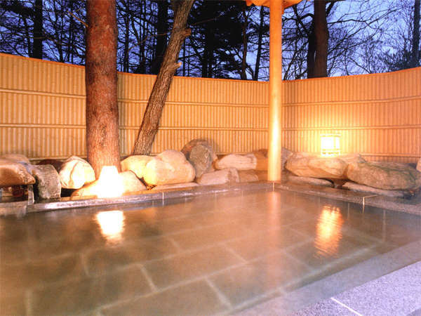 *貸切できる露天風呂（有料）季節の移ろいを感じながら草津の温泉を満喫。