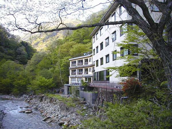 浜屋旅館の外観。古くからの温泉を守り、山奥にたたずむ一軒宿です。