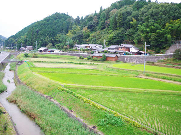 周辺には昔の家老屋敷や十兵衛にまつわる史跡がある。