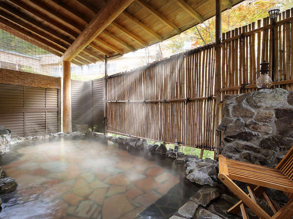 【露天風呂】『かじかの湯』開湯1200年の歴史をもつ台温泉の中にあり、自墳源泉かけ流しの露天風呂。